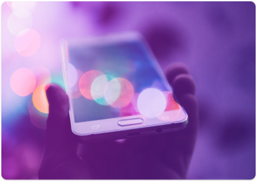 Imagem de uma mão segurando um celular