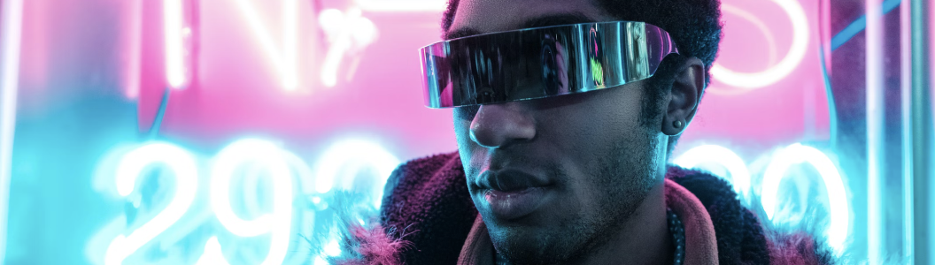 Rapaz negro com óculos estilo futurista em fundo com lâmpadas de neon.