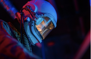 Foto de menina vestida de astronauta, olhando para baixo