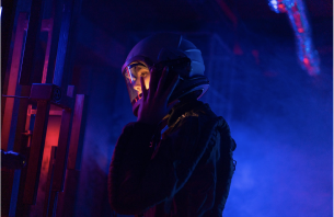 Foto de menina vestida de astronauta, tirando o capacete