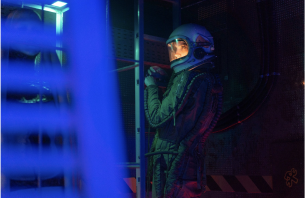 Foto de menina vestida de astronauta, próximo de uma escada